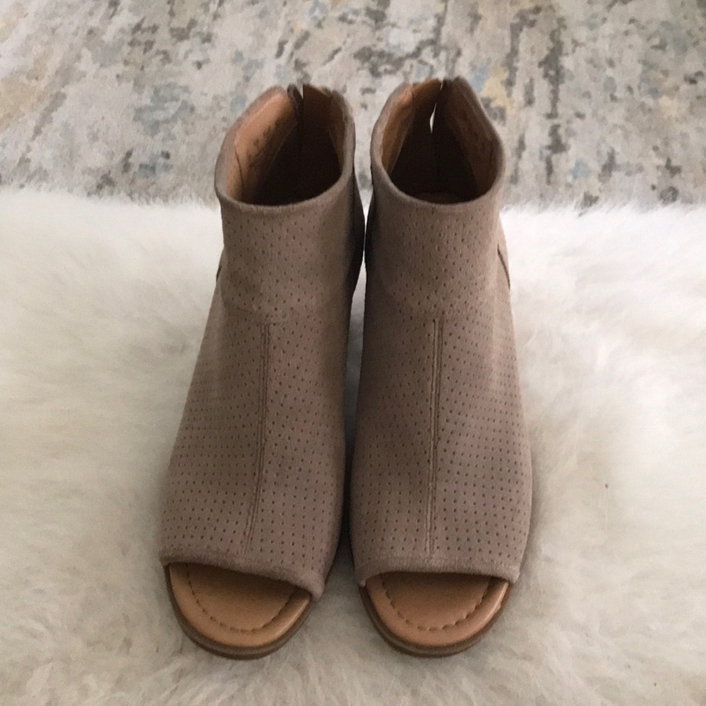 Franco Sarto Peep toe zip bootie